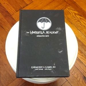 NWT The Umbrella Academy book📚